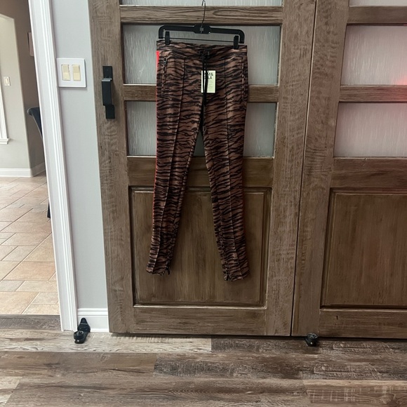 ๐๐PAM & GELA๐๐
Tiger Print Cigarette Track Skinny Zip Ankle
Lisa Rinna, RHOBH - Picture 11 of 15